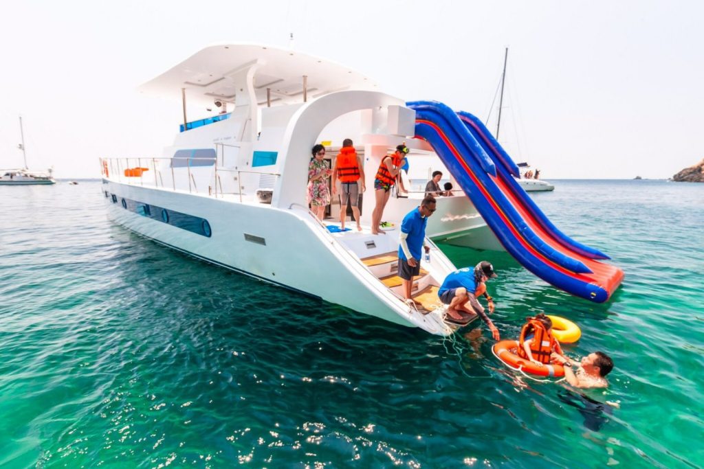 Power Catamaran 65.6 FT