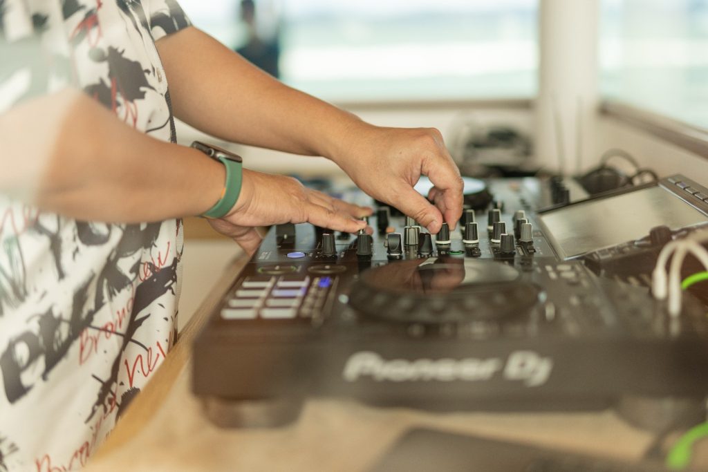 ทัวร์อ่าวพังงา (เกาะห้อง – เกาะเจมส์บอนด์)  + ปาร์ตี้ พร้อมดีเจ DJ โดยเรือครูย